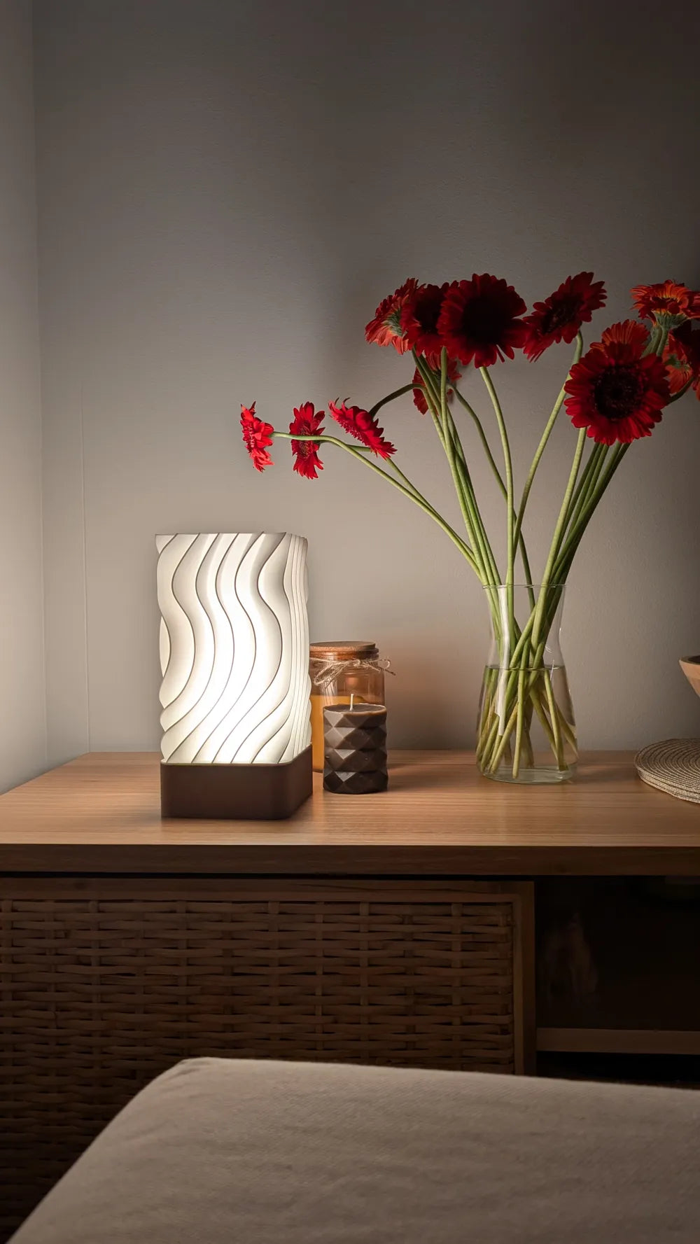 Modern Dalgalı Masa Lambası – Şık ve Minimal Tasarım