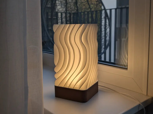 Modern Dalgalı Masa Lambası – Şık ve Minimal Tasarım